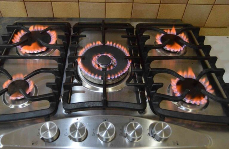 لماذا يستمر موقد الغاز في إصدار الطقطقة دون أن يشتعل اللهب؟