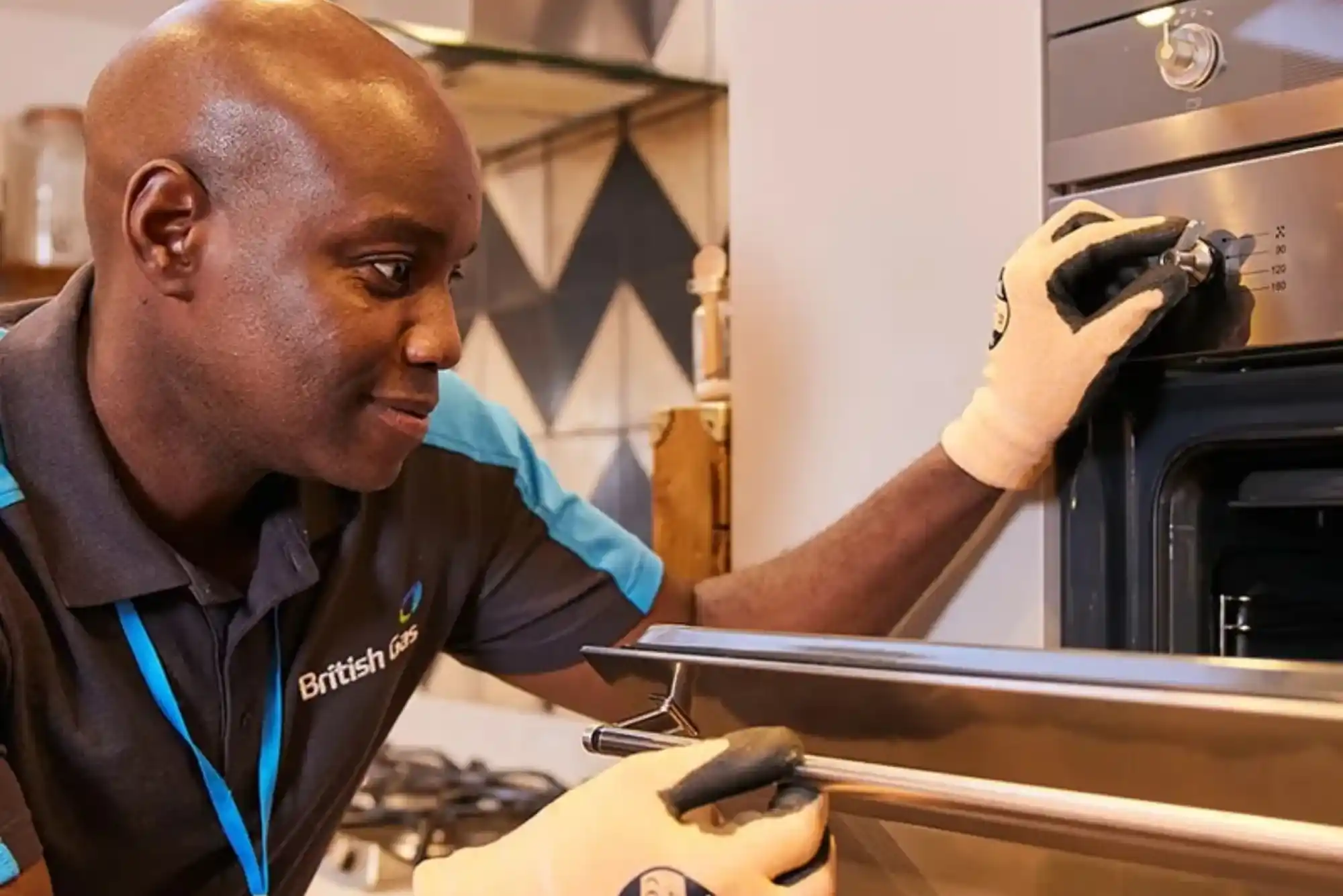 فني صيانة أفران متخصص يقدم ضمان جودة العمل